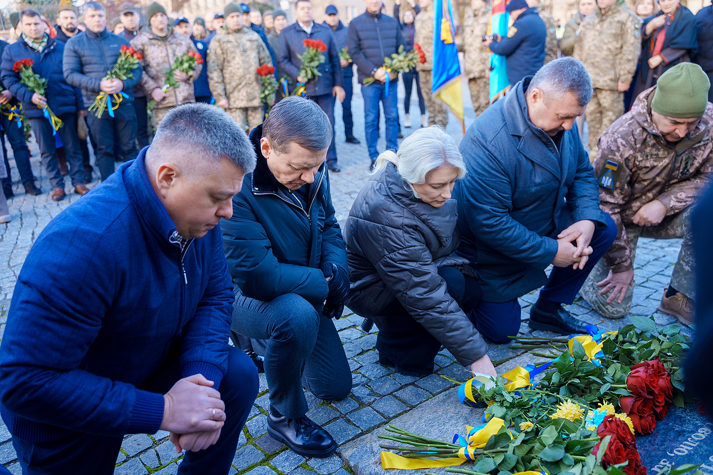 1000 днів повномасштабної війни в Україні: у Вінниці вшанували пам’ять полеглих та поклали квіти до пам’ятного знаку Небесній Сотні і загиблим героям російсько-української війни